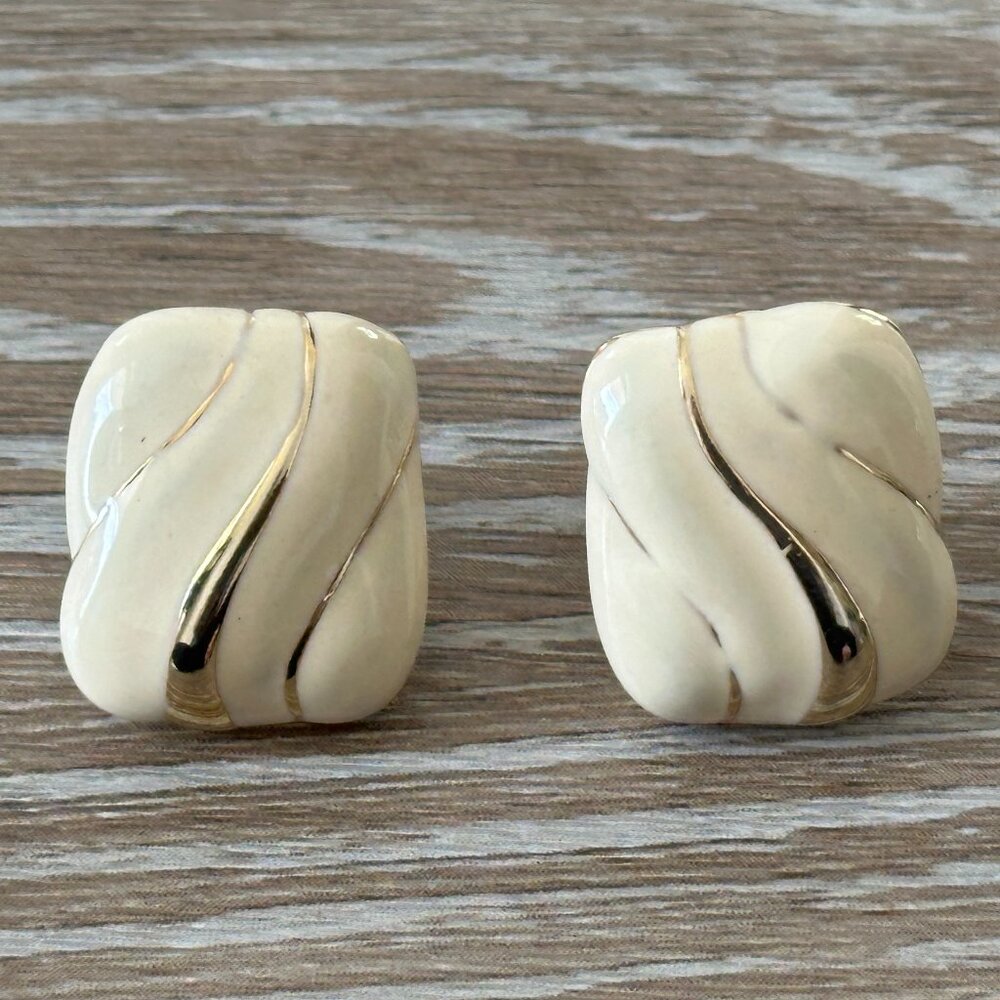 Fabulous Vintage Clip On Earrings Gold Tone w Ivory Enamel